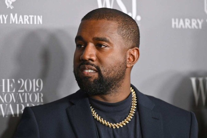 cantor Kanye West resolveu mudar o visual e substituiu os dentes por próteses de titânio -  (crédito: ANGELA WEISS / AFP)