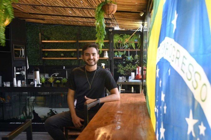  01/12/2022. Crédito: Ed Alves/CB/D.A Press. Cidades. Funiconarios e frequentadores do Coworking 365 na Asa Norte, nos jogos da Copa do Mundo. Na foto, Lucas Macedo. 