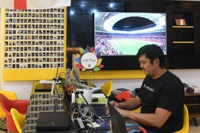  01/12/2022. Crédito: Ed Alves/CB/D.A Press. Cidades. Funiconarios e frequentadores do Coworking 365 na Asa Norte, nos jogos da Copa do Mundo. Na foto Flavio Mikami, dono do Espaço. 