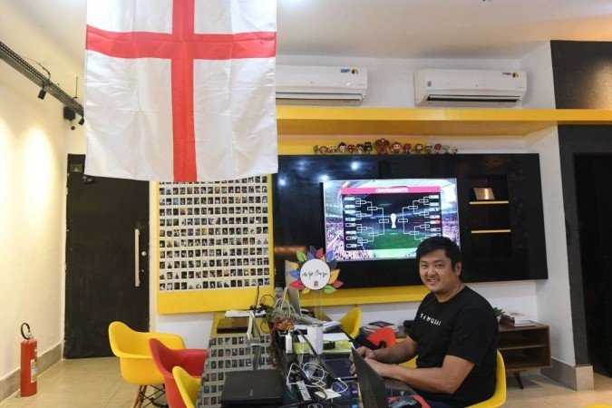  01/12/2022. Crédito: Ed Alves/CB/D.A Press. Cidades. Funiconarios e frequentadores do Coworking 365 na Asa Norte, nos jogos da Copa do Mundo. Na foto Flavio Mikami, dono do Espaço. 