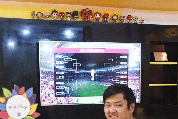  01/12/2022. Crédito: Ed Alves/CB/D.A Press. Cidades. Funiconarios e frequentadores do Coworking 365 na Asa Norte, nos jogos da Copa do Mundo. Na foto Flavio Mikami, dono do Espaço. 