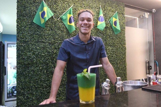  01/12/2022. Crédito: Ed Alves/CB/D.A Press. Cidades. Funiconarios e frequentadores do Coworking 365 na Asa Norte, nos jogos da Copa do Mundo. 