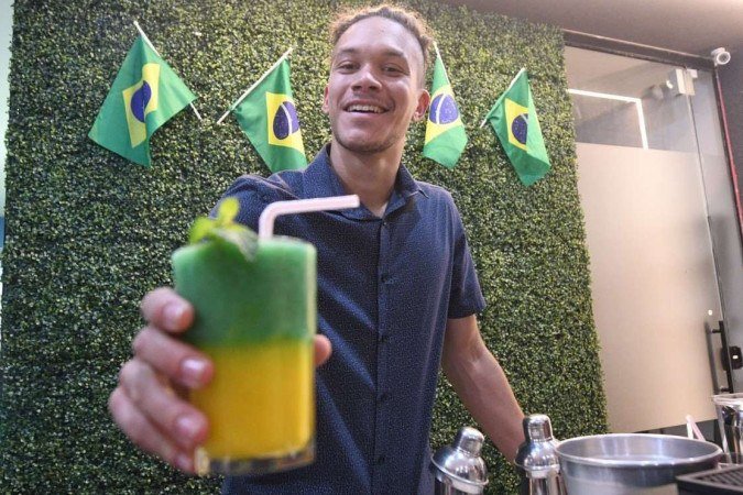  01/12/2022. Crédito: Ed Alves/CB/D.A Press. Cidades. Funiconarios e frequentadores do Coworking 365 na Asa Norte, nos jogos da Copa do Mundo. Na foto Davi Henrique Menezes, Barista. 