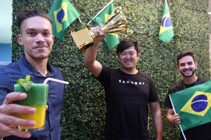  01/12/2022. Crédito: Ed Alves/CB/D.A Press. Cidades. Funiconarios e frequentadores do Coworking 365 na Asa Norte, nos jogos da Copa do Mundo. Na foto Davi Herinque Menezes, Flavio Mikami e Lucas Macedo. 