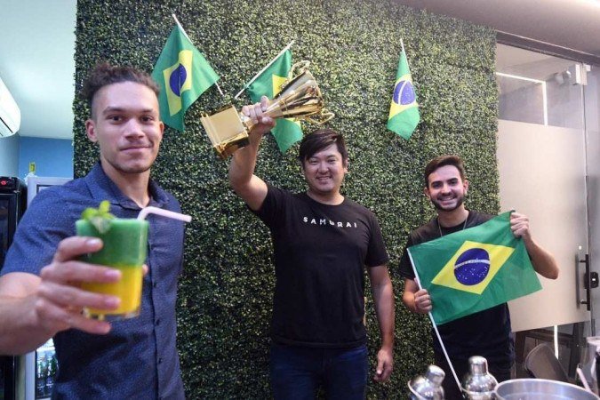  01/12/2022. Crédito: Ed Alves/CB/D.A Press. Cidades. Funiconarios e frequentadores do Coworking 365 na Asa Norte, nos jogos da Copa do Mundo. Na foto Davi Herinque Menezes, Flavio Mikami e Lucas Macedo. 