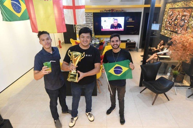  01/12/2022. Crédito: Ed Alves/CB/D.A Press. Cidades. Funiconarios e frequentadores do Coworking 365 na Asa Norte, nos jogos da Copa do Mundo. Na foto Davi Herinque Menezes, Flavio Mikami e Lucas Macedo. 