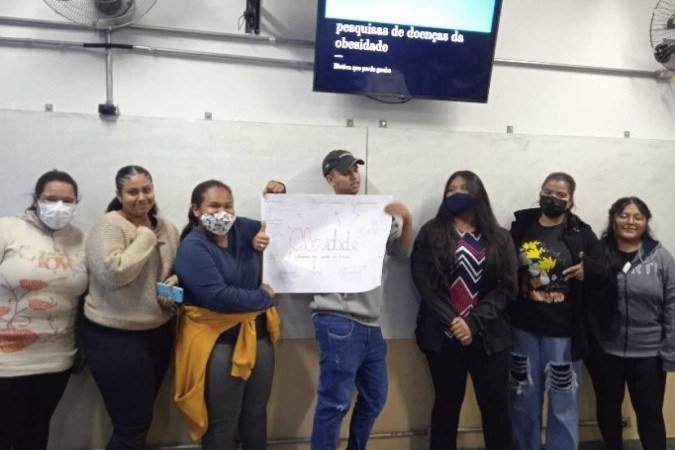 Alunos apresentando seus projetos de pesquisa