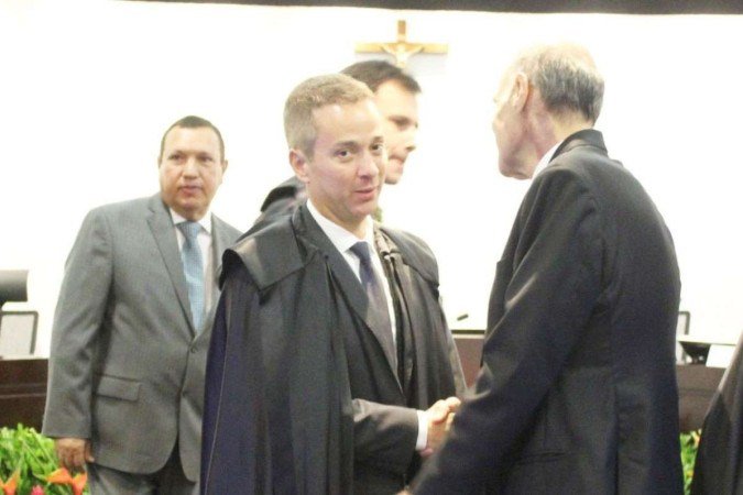 Conselheiro substituto Vinicius Fragoso, tomou posse na tarde desta quinta-feira (1/12). Na foto, cumprimentou o vice-governador Paco Britto, que representou Ibaneis Rocha na cerimônia - (crédito: Divulgação/TCDF) Conselheiro substituto Vinicius Fragoso, tomou posse na tarde desta quinta-feira (1/12). Na foto, cumprimentou o vice-governador Paco Britto, que representou Ibaneis Rocha na cerimônia - (crédito: Divulgação/TCDF)