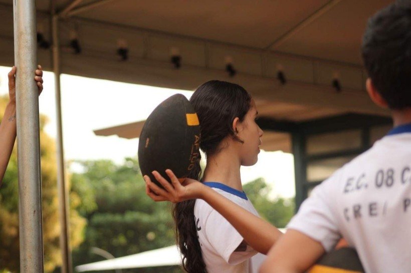 Projeto social de futebol americano leva esporte para escolas do DF