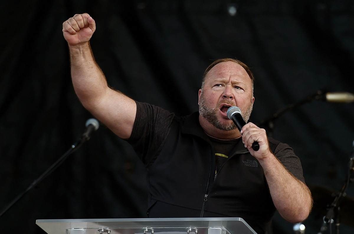 Teórico da conspiração Alex Jones pede falência nos Estados Unidos