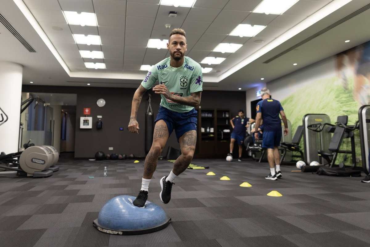 Em recuperação, Neymar, Danilo e Alex Sandro vão ao estádio com a delegação