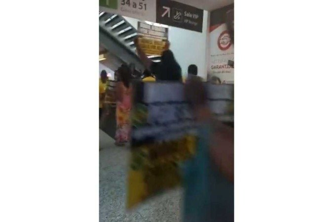 O grupo chegou ao aeroporto por volta das 13h e, cerca de uma hora depois, deixou o espaço. - (crédito: Reprodução/Twitter) O grupo chegou ao aeroporto por volta das 13h e, cerca de uma hora depois, deixou o espaço. - (crédito: Reprodução/Twitter)
