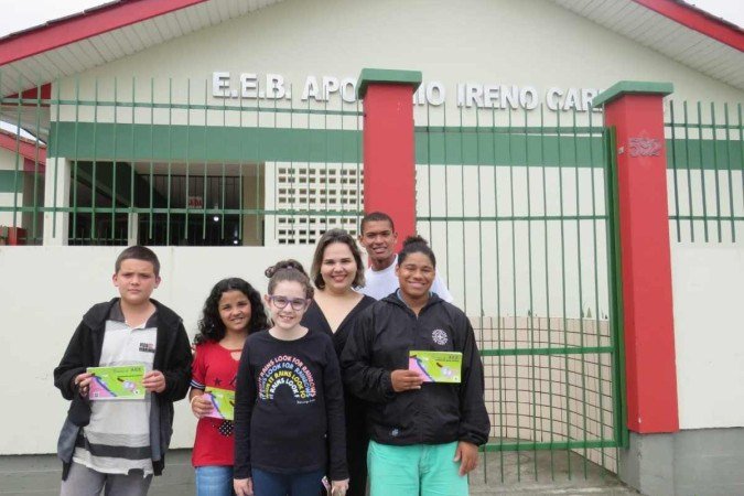 L&iacute;gia Santos e seus alunos da Escola de Educa&ccedil;&atilde;o B&aacute;sica Apol&ocirc;nio Ireno Cardoso