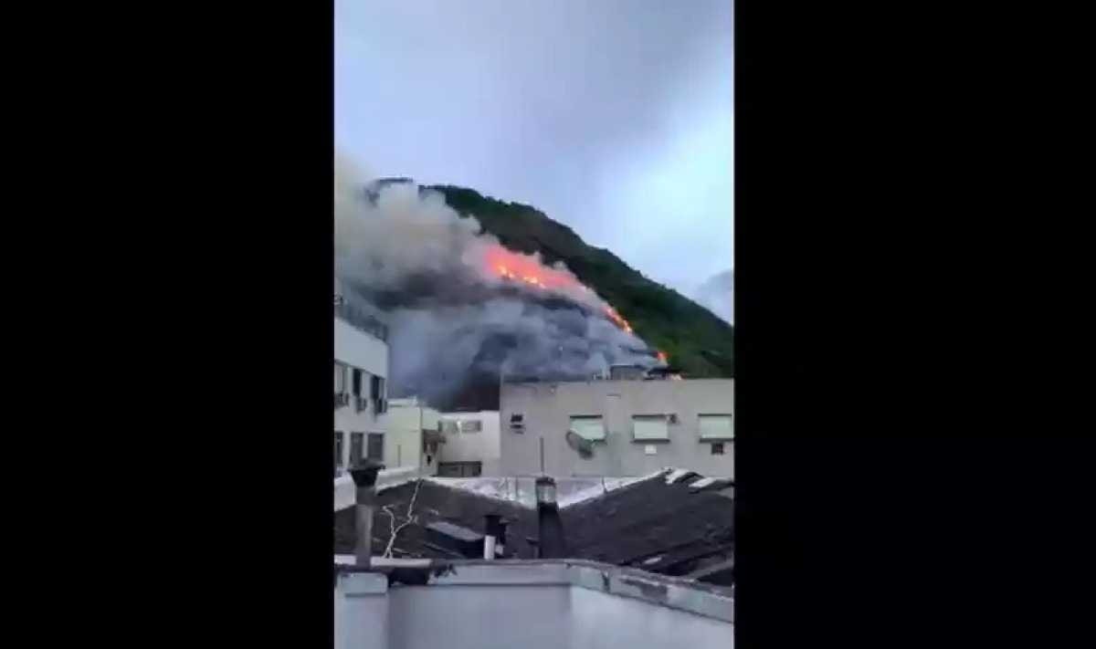 Fogos de artifício provocam incêndio em Copacabana, no Rio de Janeiro