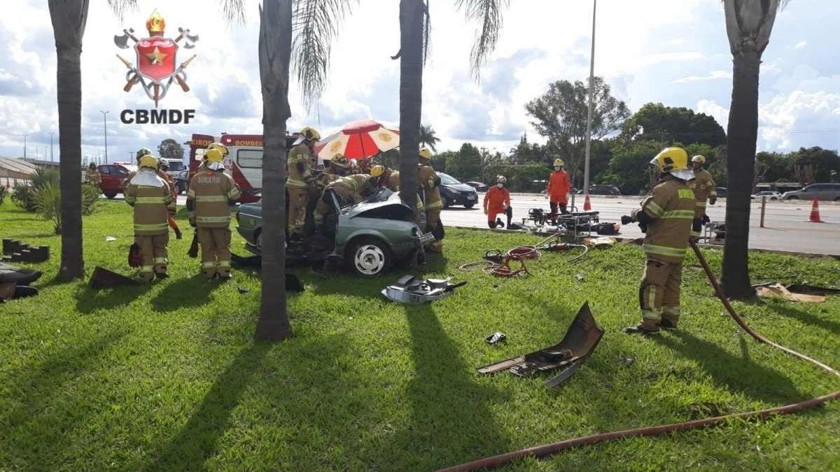 Motorista de 45 anos morreu ao bater carro contra árvore no DF