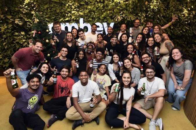 A temporada de eventos corporativos chegou. Esse é o momento bastante aguardado por colaboradores e empresas. Oportunidade para estreitar laços, celebrar conquistas e renovar energias para o próximo ano. Mas é preciso saber se comportar nessas confraternizações. - (crédito: Minervino Júnior/CB/D.A.Press) A temporada de eventos corporativos chegou. Esse é o momento bastante aguardado por colaboradores e empresas. Oportunidade para estreitar laços, celebrar conquistas e renovar energias para o próximo ano. Mas é preciso saber se comportar nessas confraternizações. - (crédito: Minervino Júnior/CB/D.A.Press)
