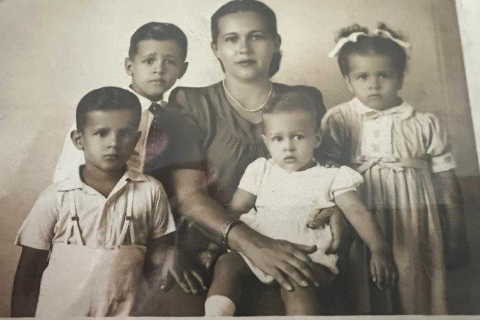 &Aacute;lbum de fam&iacute;lia: quando crian&ccedil;a, com a m&atilde;e, Maria Luiza, e os irm&atilde;os Alex, Marco e Franklin