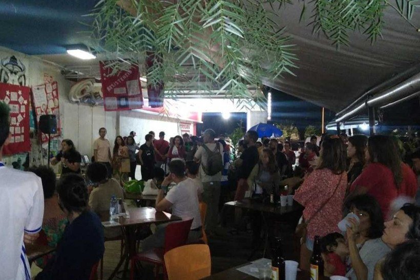 Grupo protesta após vandalismo com urina e fezes em bar da Asa Norte