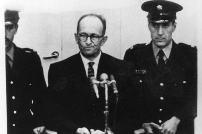 Adolf Eichmann, conhecido como 'arquiteto do Holocausto', foi capturado pelo Mossad e julgado em Jerusalém por crimes de guerra - (crédito: Central Press/Getty Images/BBC) Adolf Eichmann, conhecido como 'arquiteto do Holocausto', foi capturado pelo Mossad e julgado em Jerusalém por crimes de guerra - (crédito: Central Press/Getty Images/BBC)