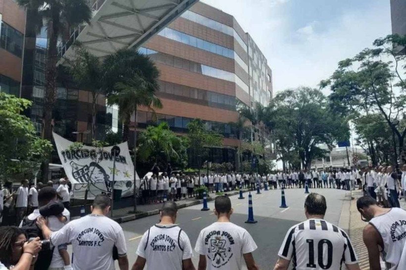 Torcedores do Santos vão a hospital prestar solidariedade a Pelé