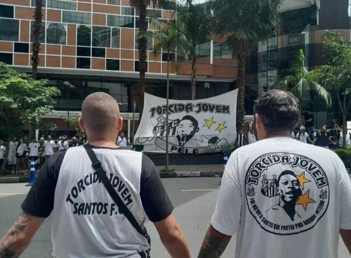 A torcida organizada do Santos, clube em que Pelé se consagrou Rei, se reuniu em frente ao hospital para mandar forças para o atleta