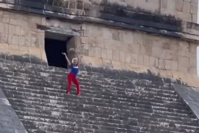 Um turista subiu e dançar no topo da pirâmide mexicana considerada uma das novas 'Sete Maravilhas do Mundo' - Um turista subiu e dançar no topo da pirâmide mexicana considerada uma das novas 'Sete Maravilhas do Mundo' -
