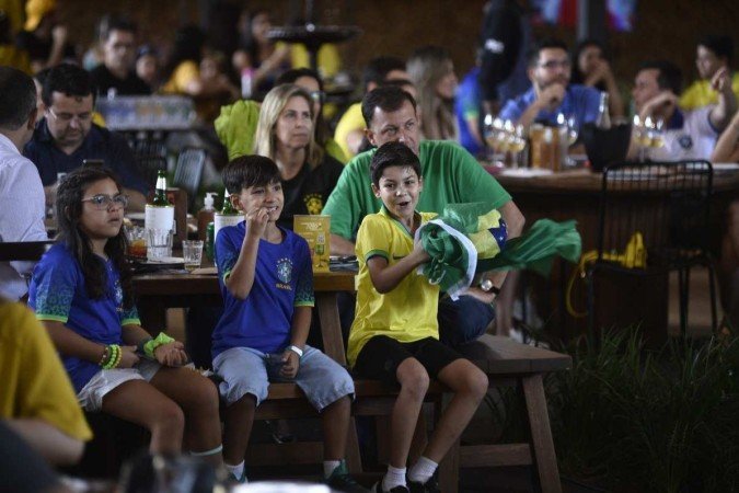  05/12/2022. Crédito: Minervino Júnior/CB/D.A Press. Brasil.  Brasilia - DF. Copa do Mundo.Torcedores assistindo o jogo entre Brasil e Coréia do Sul na Fazenda Churrascada no Setor de Clubes Sul. Miguel Pacheco.