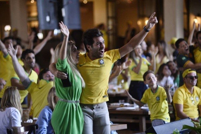  05/12/2022. Crédito: Minervino Júnior/CB/D.A Press. Brasil.  Brasilia - DF. Copa do Mundo.Torcedores assistindo o jogo entre Brasil e Coréia do Sul na Fazenda Churrascada no Setor de Clubes Sul. Valéria Bittar e seu irmão Marcelo Bittar.