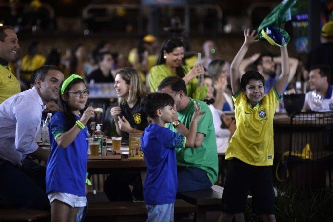  05/12/2022. Crédito: Minervino Júnior/CB/D.A Press. Brasil.  Brasilia - DF. Copa do Mundo.Torcedores assistindo o jogo entre Brasil e Coréia do Sul na Fazenda Churrascada no Setor de Clubes Sul. Miguel Pacheco.