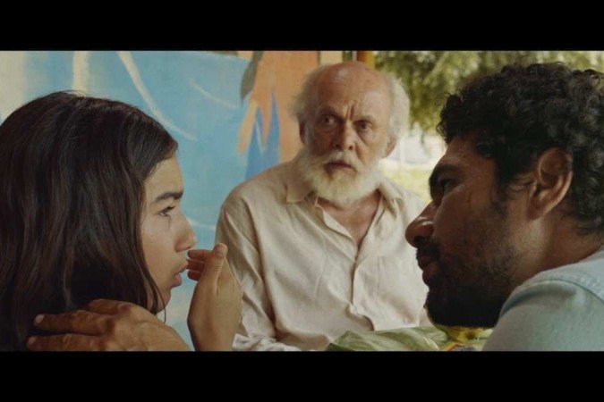 Em cena, Malu Landim, Rômulo Braga e, ao fundo, Everaldo Pontes -  (crédito:  Paris Filmes/Divulgação)