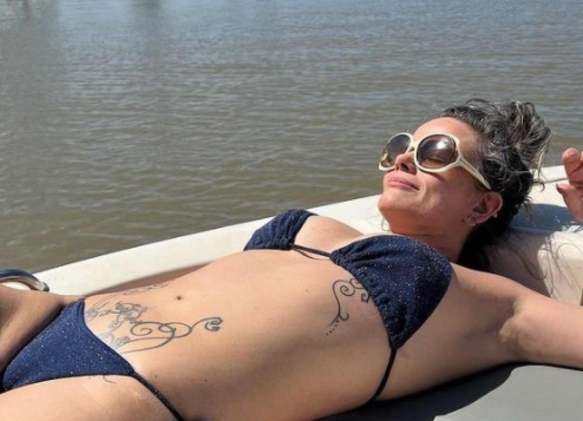 Com biquíni fininho, Maria Cândida exibe tatuagens na web