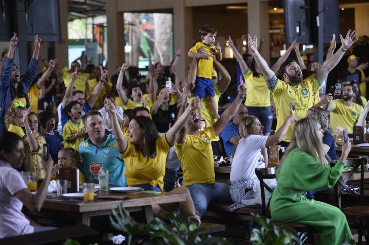 Linhas de ônibus terão reforço com o jogo do Brasil na Copa nesta