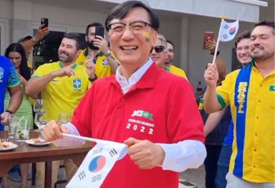 Embaixador da Coreia vê jogo com brasileiros e canta Raça Negra