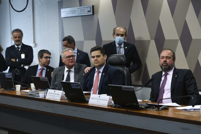 Sessão da CCJ em que foi aprovado o parecer do relator, Alexandre Silveira (D). Base do governo tentou adiar a votação do texto. -  (crédito: Edilson Rodrigues/Agência Senado)