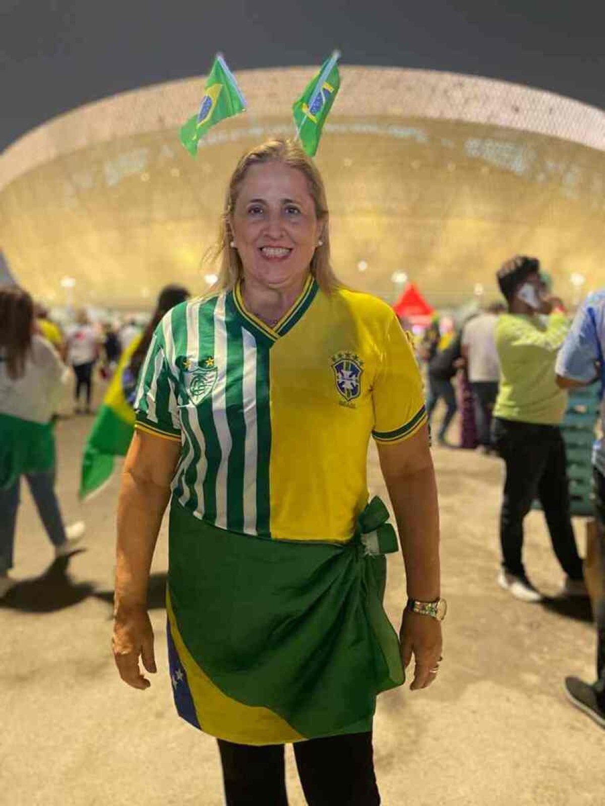 Torcedores brasileiros ostentam camisas de times nacionais na Copa do Mundo do Catar
