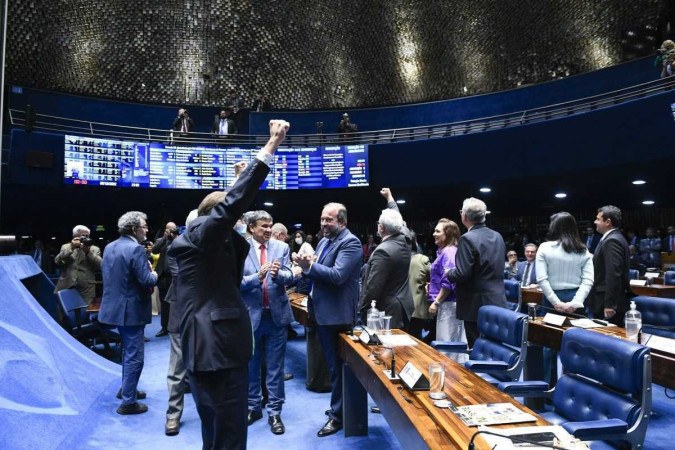 Senadores comemoram aprovação em primeiro turno a PEC 32/2022 (PEC da Transição), que garante o valor de R$ 600 para o Bolsa Família -  (crédito: Roque de Sá/Agência Senado)