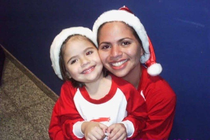 Vívian em sua segunda participação na serenata, aos quatros anos de idade, em 2005, junto com a mãe