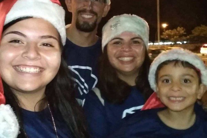 Vívian junto com a família em 2012. Hoje, todos cantam no coral
