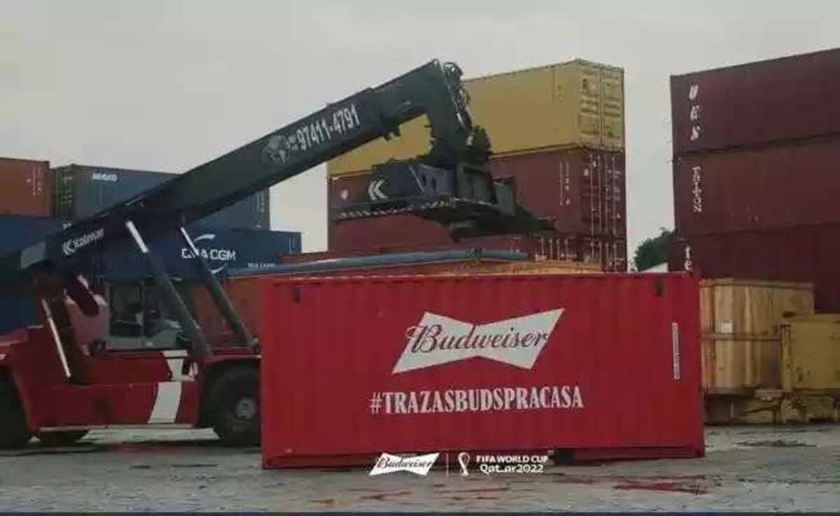 Cervejaria entrega contêiner em Santos após classificação do Brasil na Copa