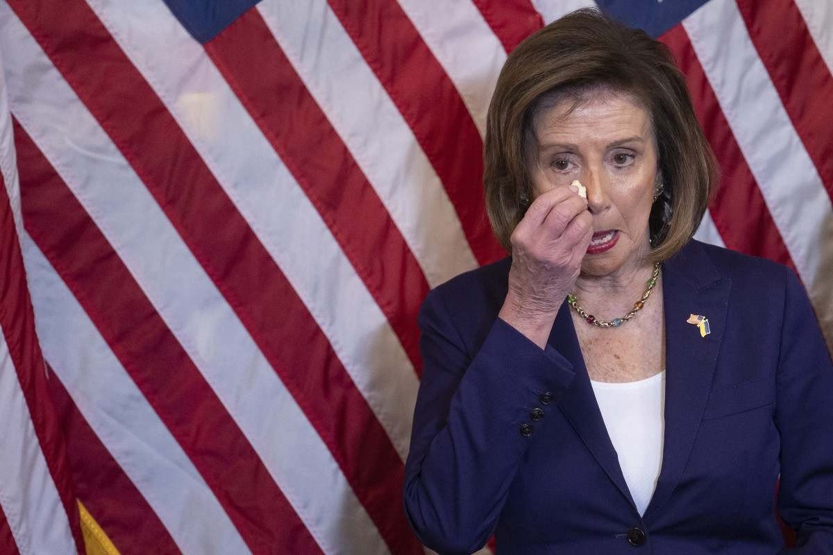 A presidente da Câmara, Nancy Pelosi enxuga as lágrimas enquanto os membros bipartidários do Senado e da Câmara participam de uma cerimônia de inscrição do projeto de lei HR8404, o "Respeito pela Lei do Casamento" no Capitólio em Washington, DC, em 8 de dezembro de 2022 