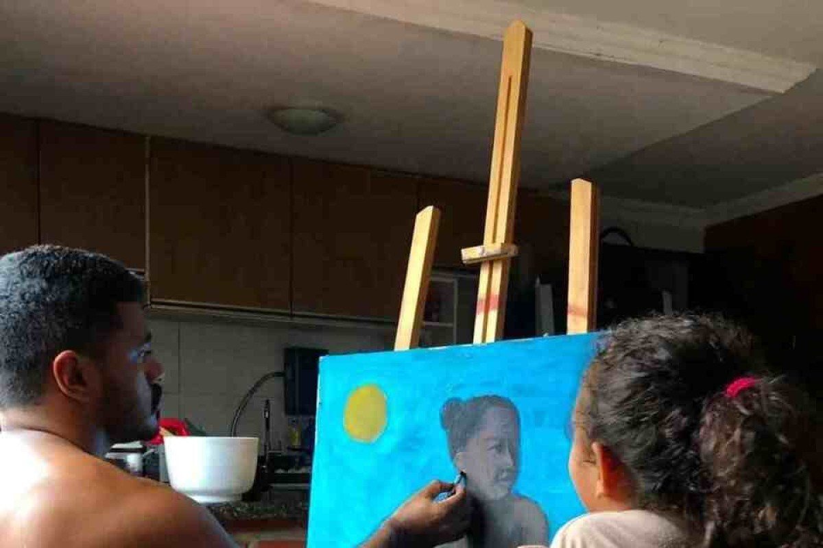 O atelier de Francisco Mesquita foi improvisado na casa dos pais dele, na comunidade do Alto do Monte, em Olinda. 