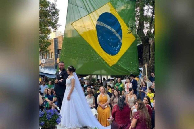 Jesarela e Rodrigo Tramontim casaram em frente ao 5º QG de Cavalaria Blindada em Ponta Grossa, local em que estão há 37 dias em um acampamento antidemocrático - (crédito: Patriotas PG/Reprodução) Jesarela e Rodrigo Tramontim casaram em frente ao 5º QG de Cavalaria Blindada em Ponta Grossa, local em que estão há 37 dias em um acampamento antidemocrático - (crédito: Patriotas PG/Reprodução)