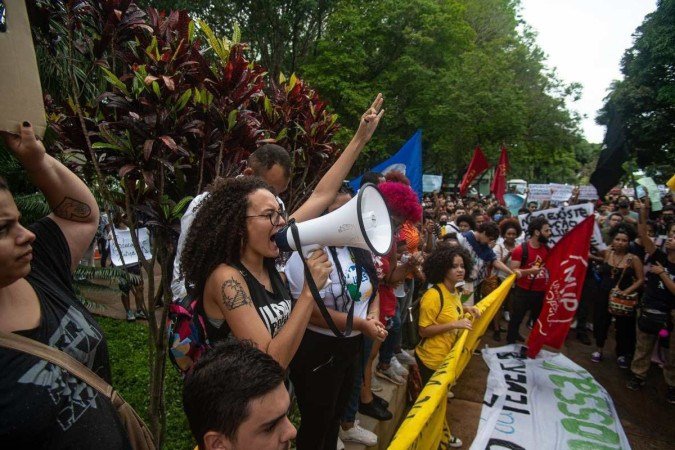 Estudantes da UnB foram para a frente do ministério protestar contra a penúria imposta às universidades federais pelo corte orçamentário - (crédito: Estadão Conteúdo) Estudantes da UnB foram para a frente do ministério protestar contra a penúria imposta às universidades federais pelo corte orçamentário - (crédito: Estadão Conteúdo)
