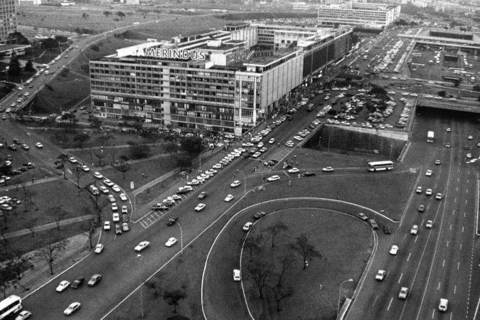 25/09/1987. Credito: F. Gualberto/CB/D.A Press. Brasil. Brasilia - DF. Tombamento de Brasilia. Transito em Brasilia. Conic, a plataforma superior da Rodoviaria do Plano Piloto e ao fundo o Shopping do Conjunto Nacional. Brasil. Brasilia - DF. 
Carros, veiculos, automoveis
Pasta: Brasilia Vista Aerea; 
CB, 21/04/1989. Primeiro caderno, p. 22;















