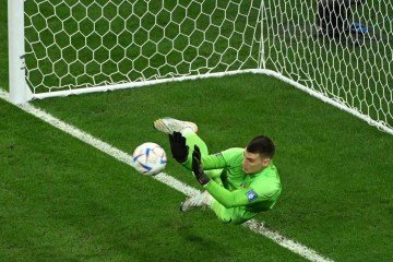 Dominik Livakovic, goleiro croata, em ação pela seleção nacional - (crédito: INA FASSBENDER / AFP) Dominik Livakovic, goleiro croata, em ação pela seleção nacional - (crédito: INA FASSBENDER / AFP)