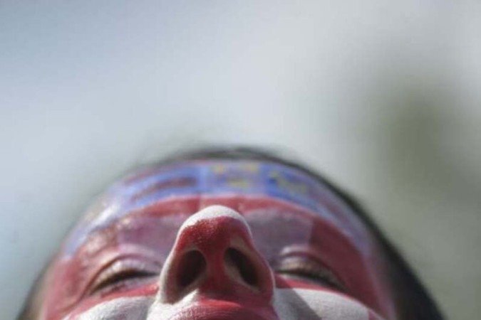  A torcedora croata Mariana Taube se emocionou após a classificação 
de seu país