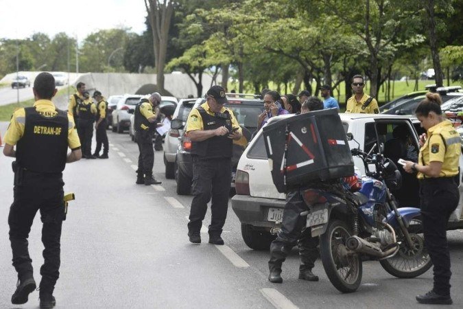 O não comprimento da norma de trânsito coloca em risco a vida do motorista, assim como a dos ageiros que ele transporta. - (crédito: Minervino Júnior/CB/D.A.Press) O não comprimento da norma de trânsito coloca em risco a vida do motorista, assim como a dos ageiros que ele transporta. - (crédito: Minervino Júnior/CB/D.A.Press)