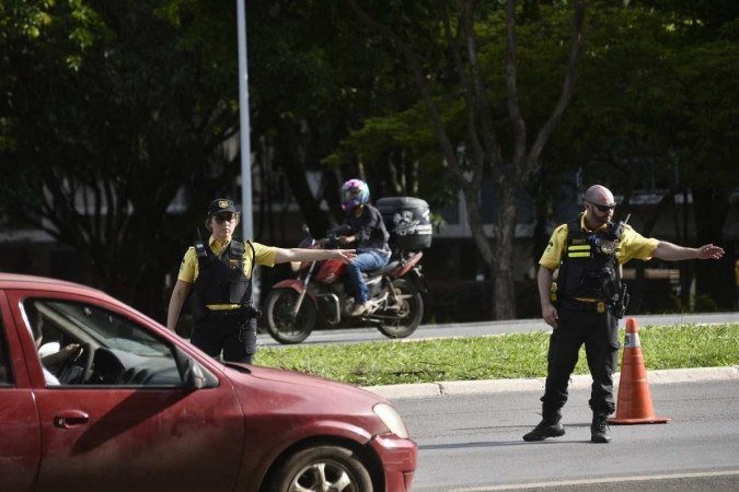  09/12/2022. Crédito: Minervino Júnior/CB/D.A Press. Brasil.  Brasilia - DF. Blitz do Detran na Asa Sul para coibir pessoas que bebem no trânsito e débitos nos veículos.