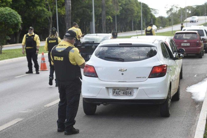  09/12/2022. Crédito: Minervino Júnior/CB/D.A Press. Brasil.  Brasilia - DF. Blitz do Detran na Asa Sul para coibir pessoas que bebem no trânsito e débitos nos veículos.