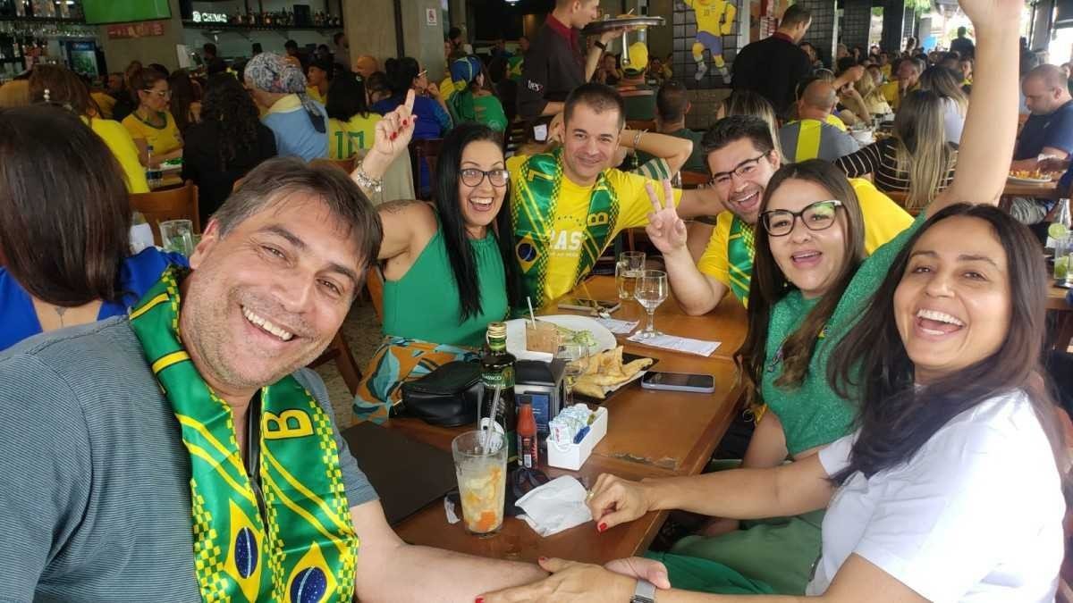 Evandro Machado, 45 anos, conta que acompanha um jogo fora de casa pela primeira vez nessa Copa do Mundo